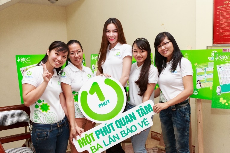 Ban gai tre tu tin hon voi ba lan bao ve hinh anh