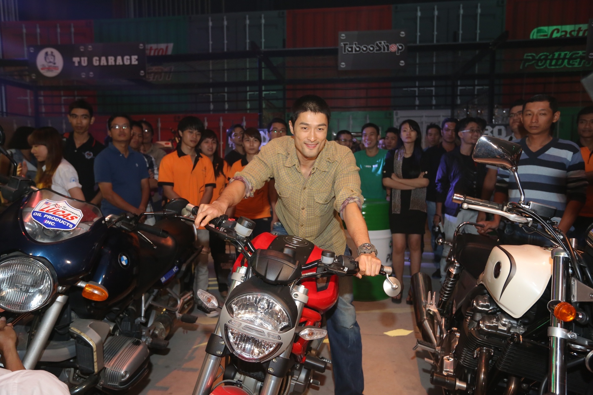 Johnny Tri Nguyen xuat hien cung hang loat moto khung hinh anh