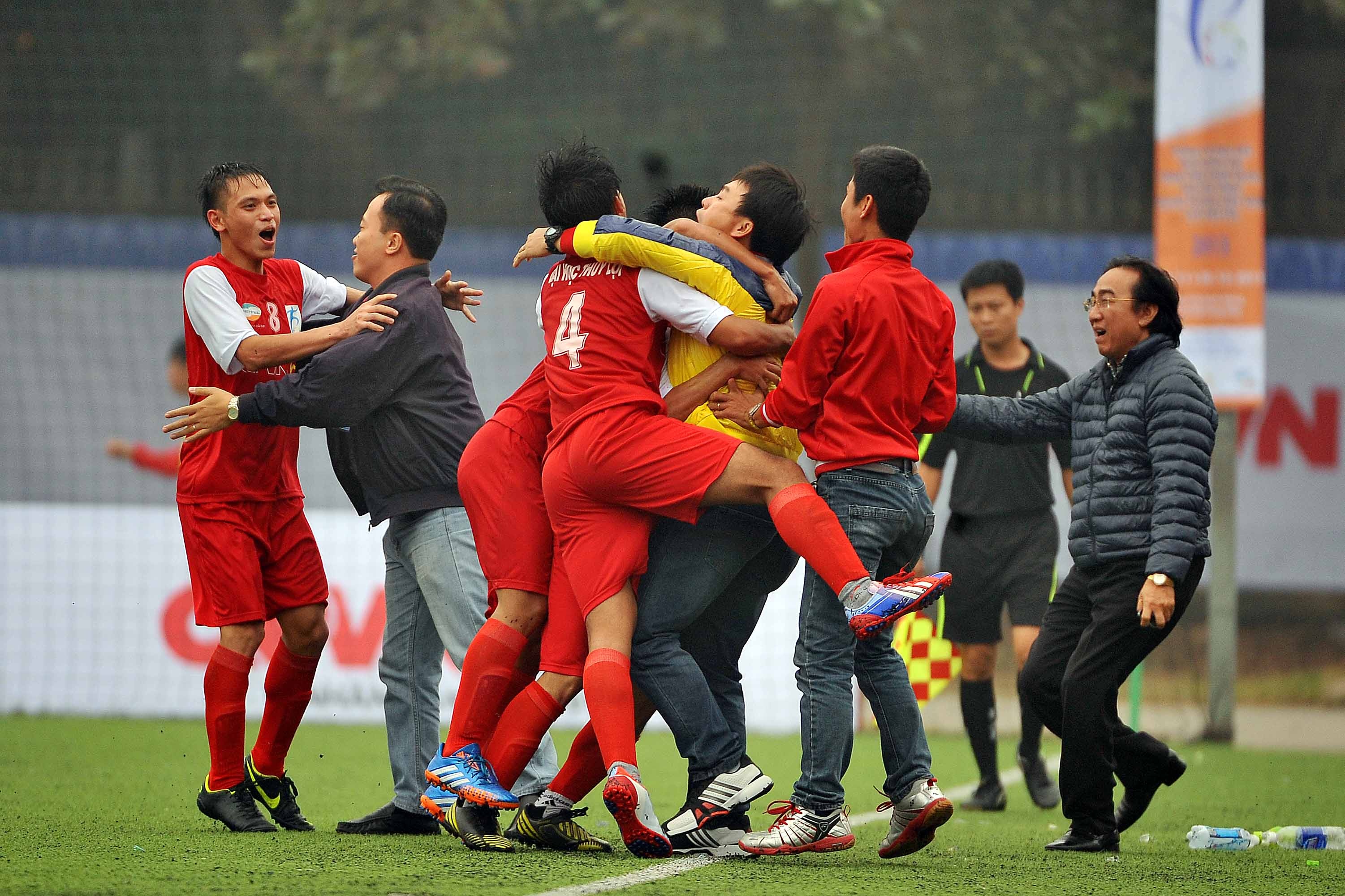 Soi dong ngay khai cuoc giai bong da sinh vien VN hinh anh