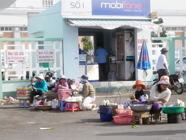 'Camera can canh' voi canh nhech nhac ngay cong benh vien hinh anh