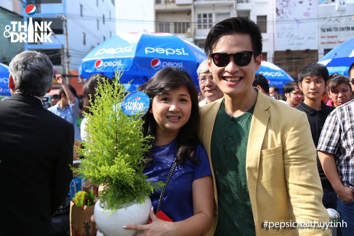 Ha Anh Tuan bat tay hotboy Quang Dang ru gioi tre san giai hinh anh