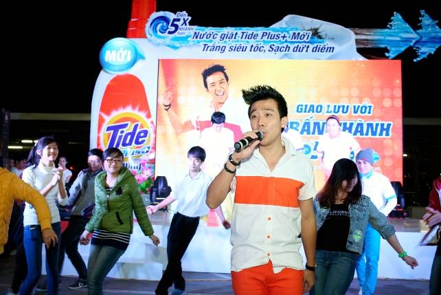 Tran Thanh 'kho tinh' ngoi 'ghe nong' giam khao hinh anh