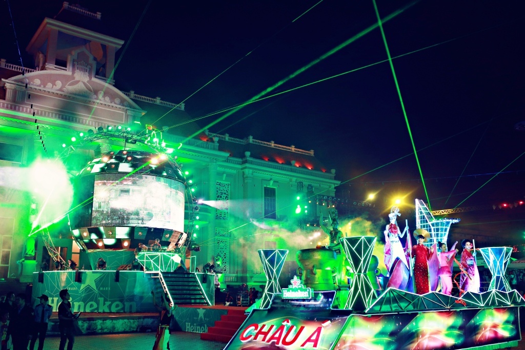 Gioi tre tung bung mua le hoi tai Nha Trang hinh anh