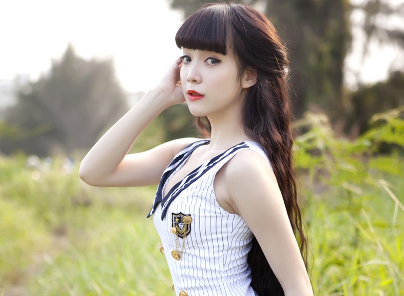 Co gai co dang... dong ho cat hinh anh