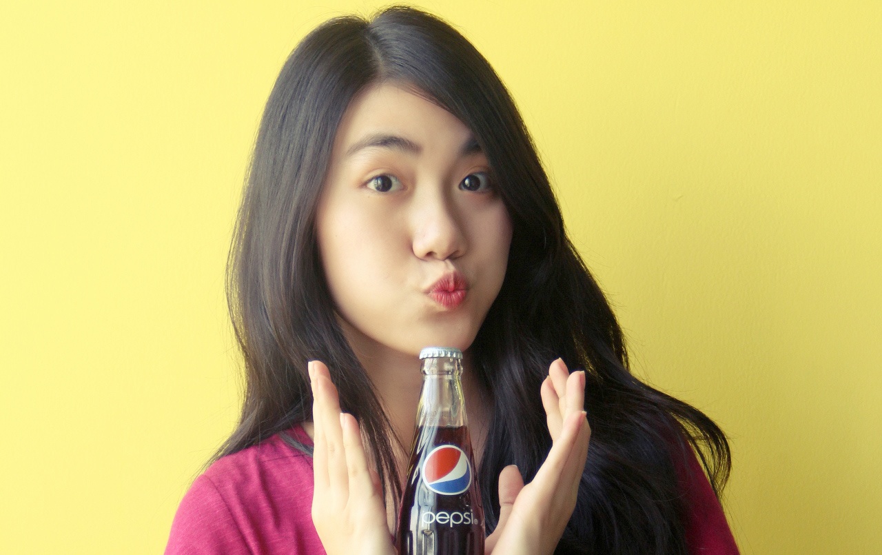 Gioi tre bao ve moi truong voi chai thuy tinh theo cach doc hinh anh