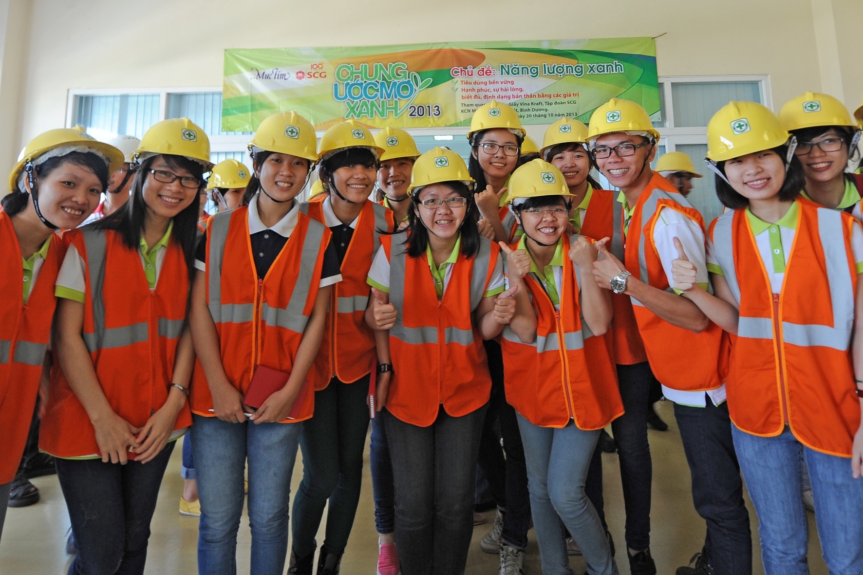 Mot ngay lam 'ky su' nha may giay hinh anh