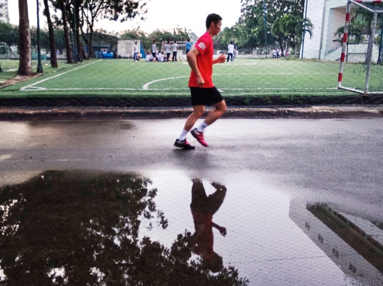 Chan dung Tien Minh 'la' duoi goc may cua Maika hinh anh