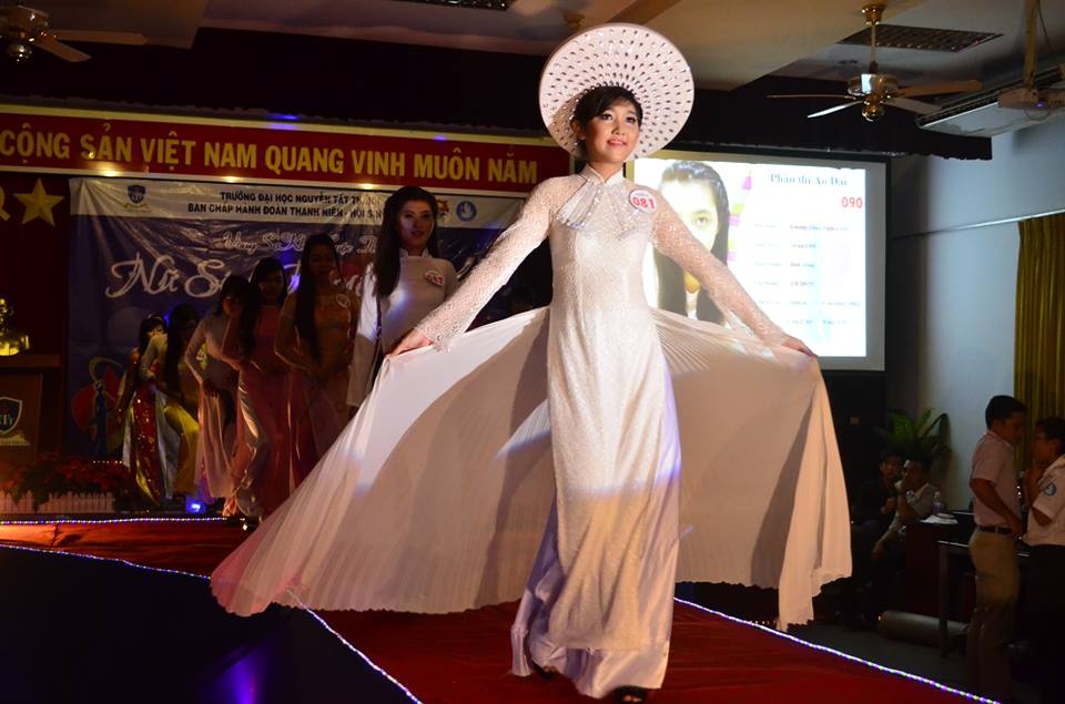 Soi dong cuoc thi nu sinh duyen dang NTTU 2013 hinh anh