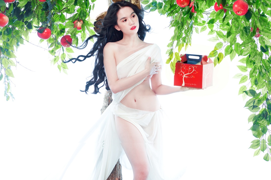 Ngoc Trinh nhan cat-xe khung cho bo anh nude hinh anh