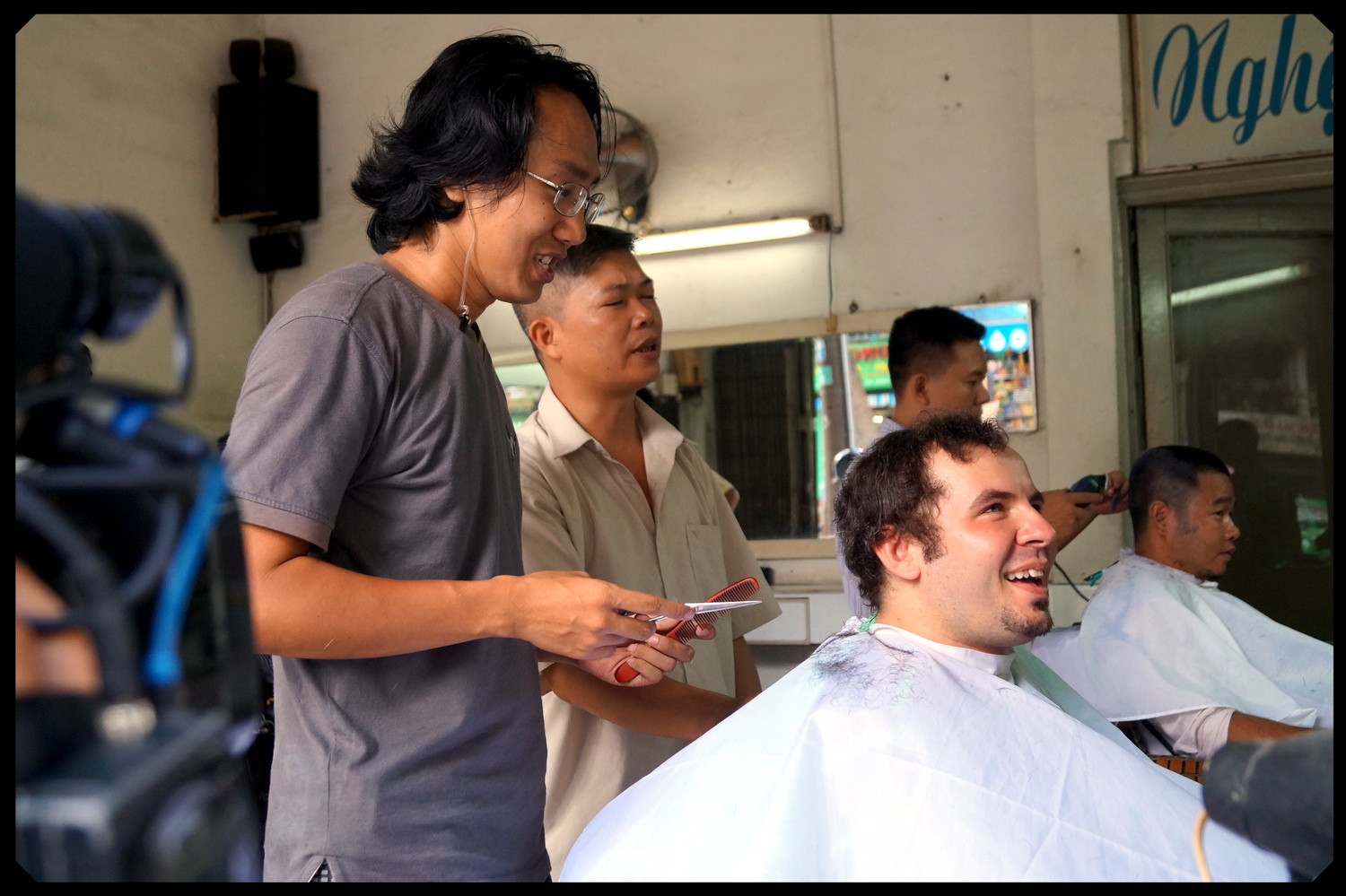 Chang trai Ba Lan hoc cat toc de lam quen con gai Viet Nam hinh anh