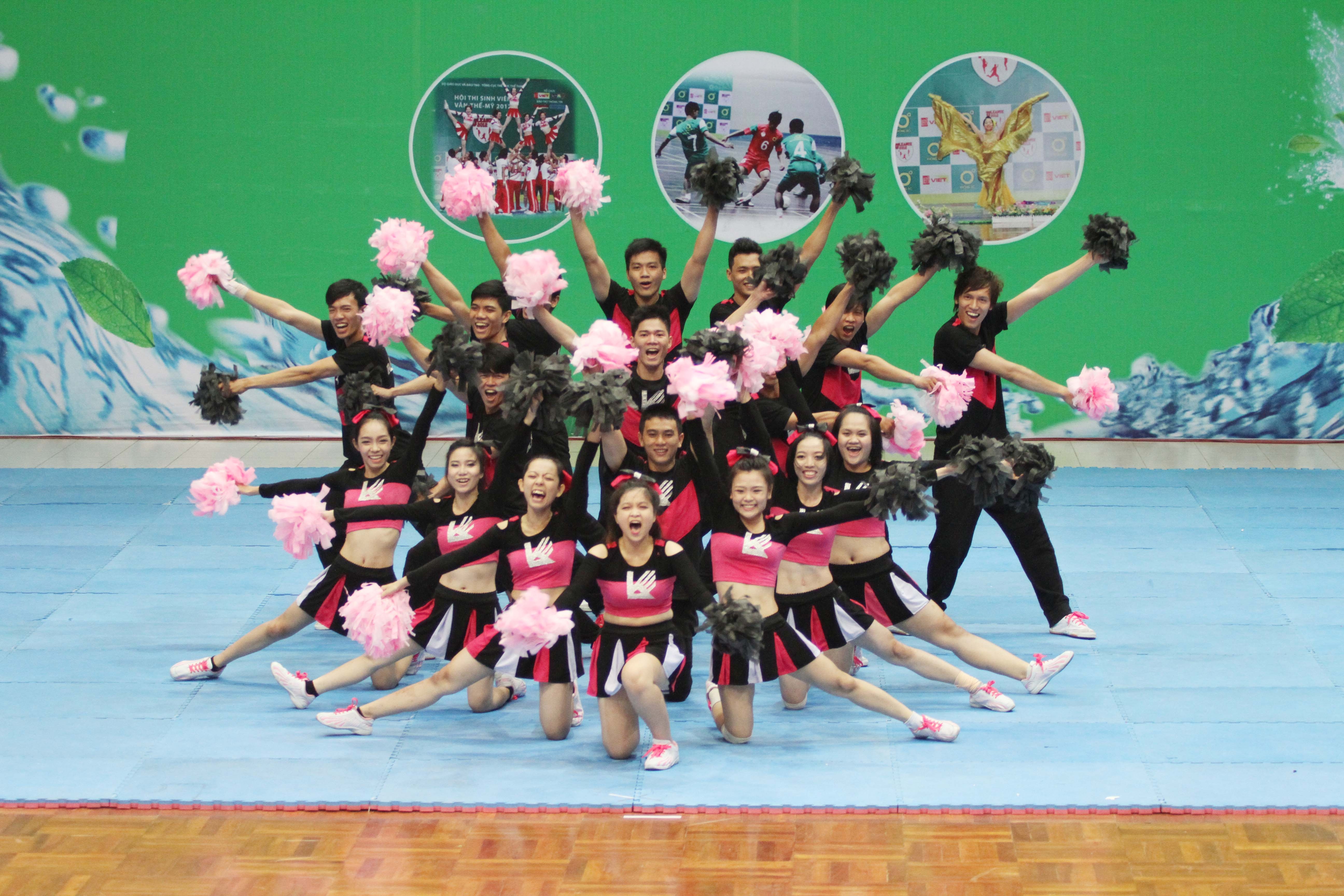 Tra Xanh Khong Do giai nhiet cung cac cheerleader hinh anh