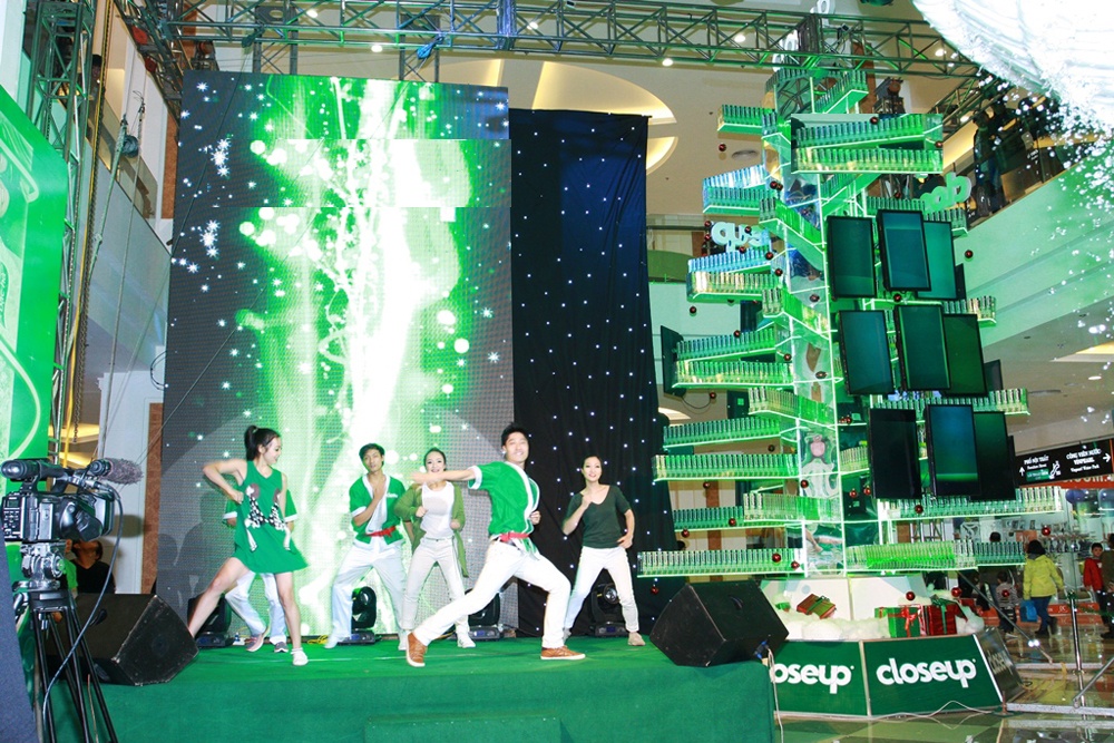 Gioi tre Ha thanh don Xmas voi cay thong lon nhat Viet Nam hinh anh