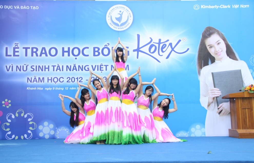 Niem vui cua nhung nu sinh tai nang khi nhan hoc bong Kotex hinh anh