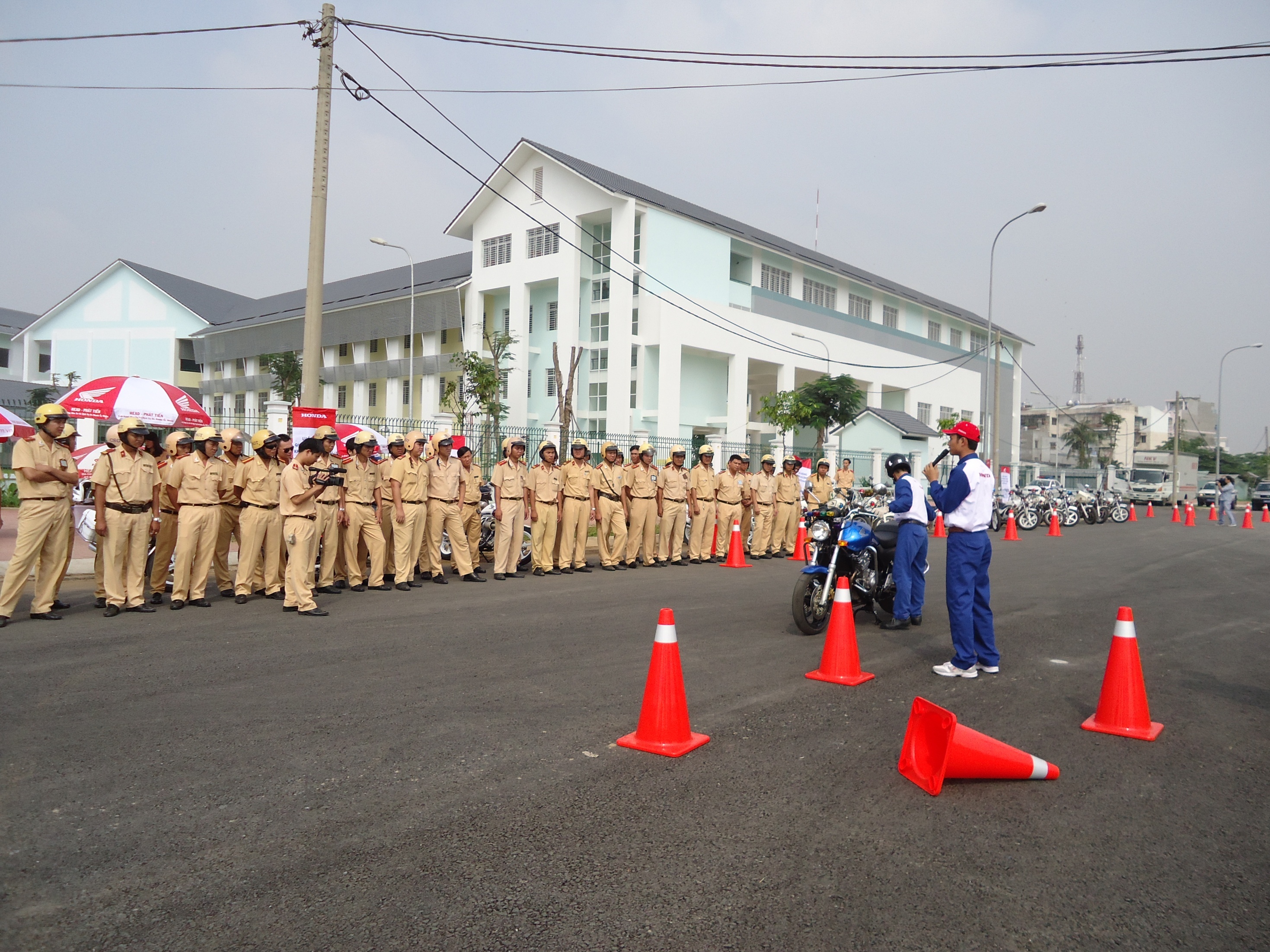 Honda Viet Nam dao tao ky nang lai xe phan khoi lon an toan hinh anh