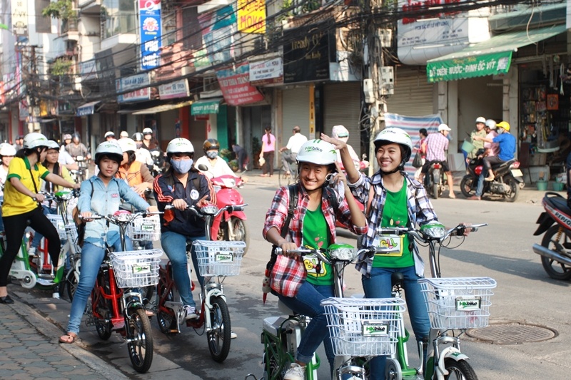 Xe dien di ca nam chi het 130.000 dong hinh anh