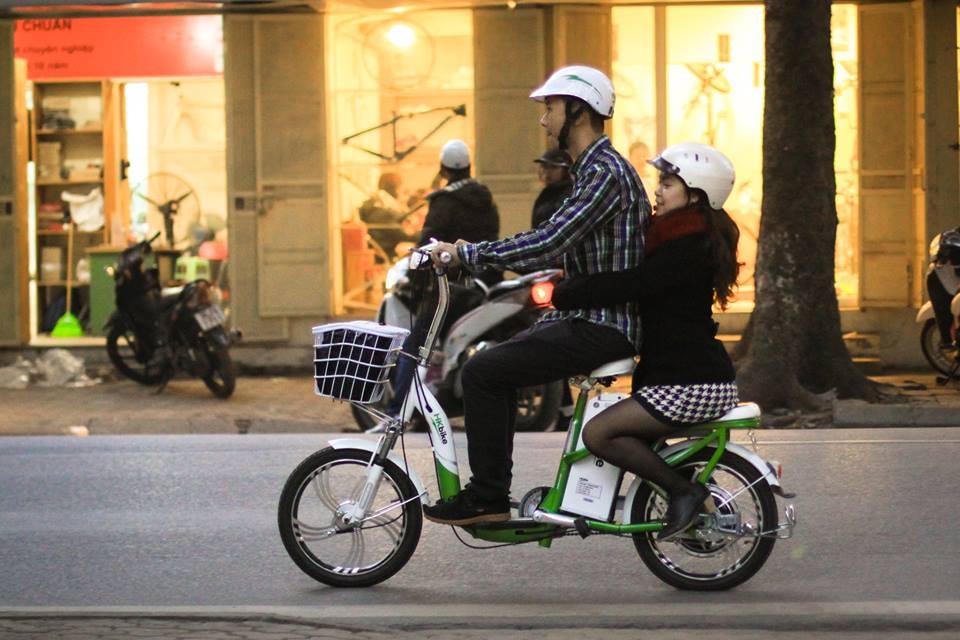 Ky nang di xe dien vao mua dong hinh anh