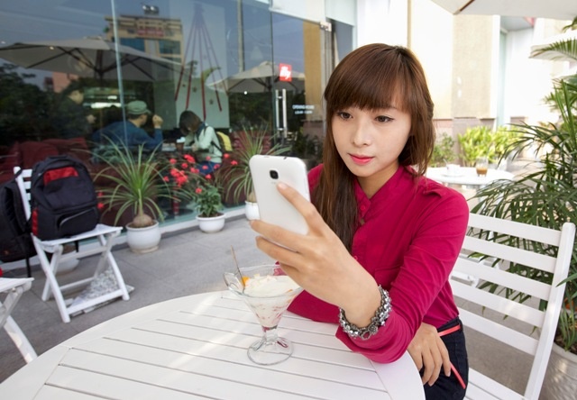 Smartphone gia re mang suc manh loi kep hinh anh