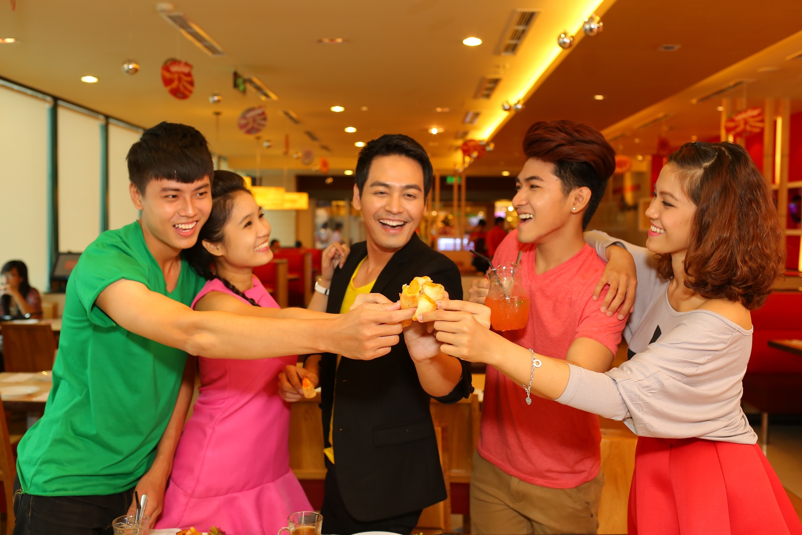 Gioi tre Viet hao huc tham gia dai tiec Pizza hinh anh