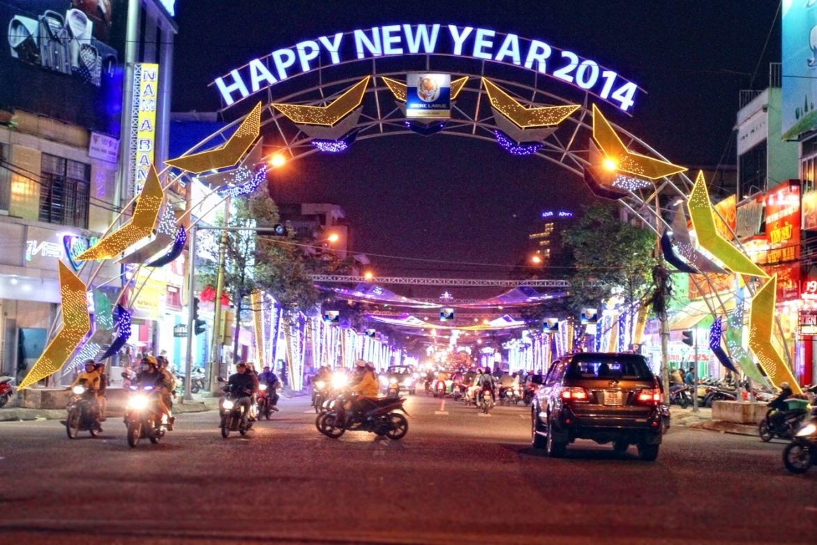 Gioi tre me tan bo duong den trong ngay Tet hinh anh