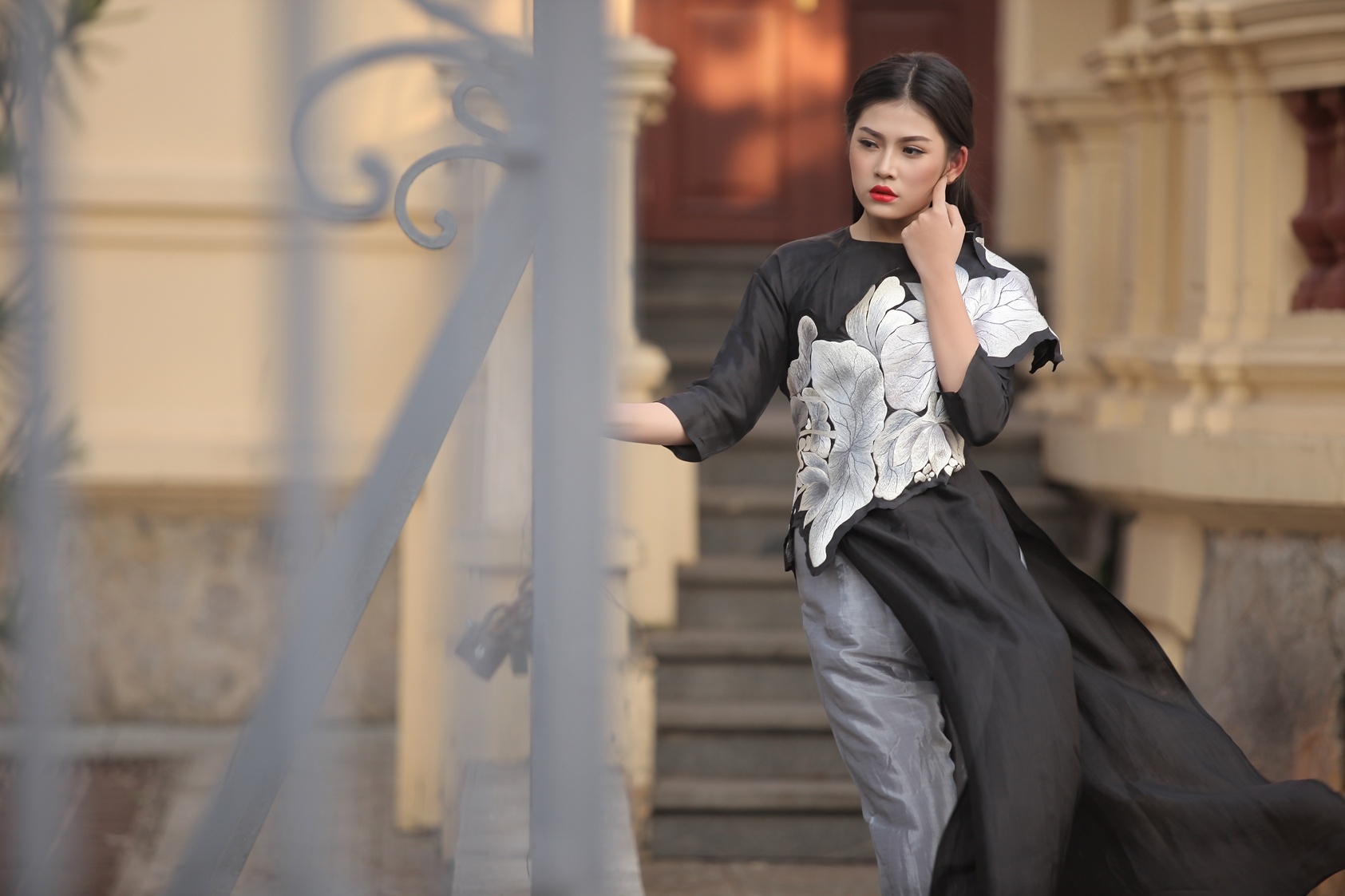 Chan dai 16 tuoi Huyen Thanh thuot tha voi ao dai hinh anh