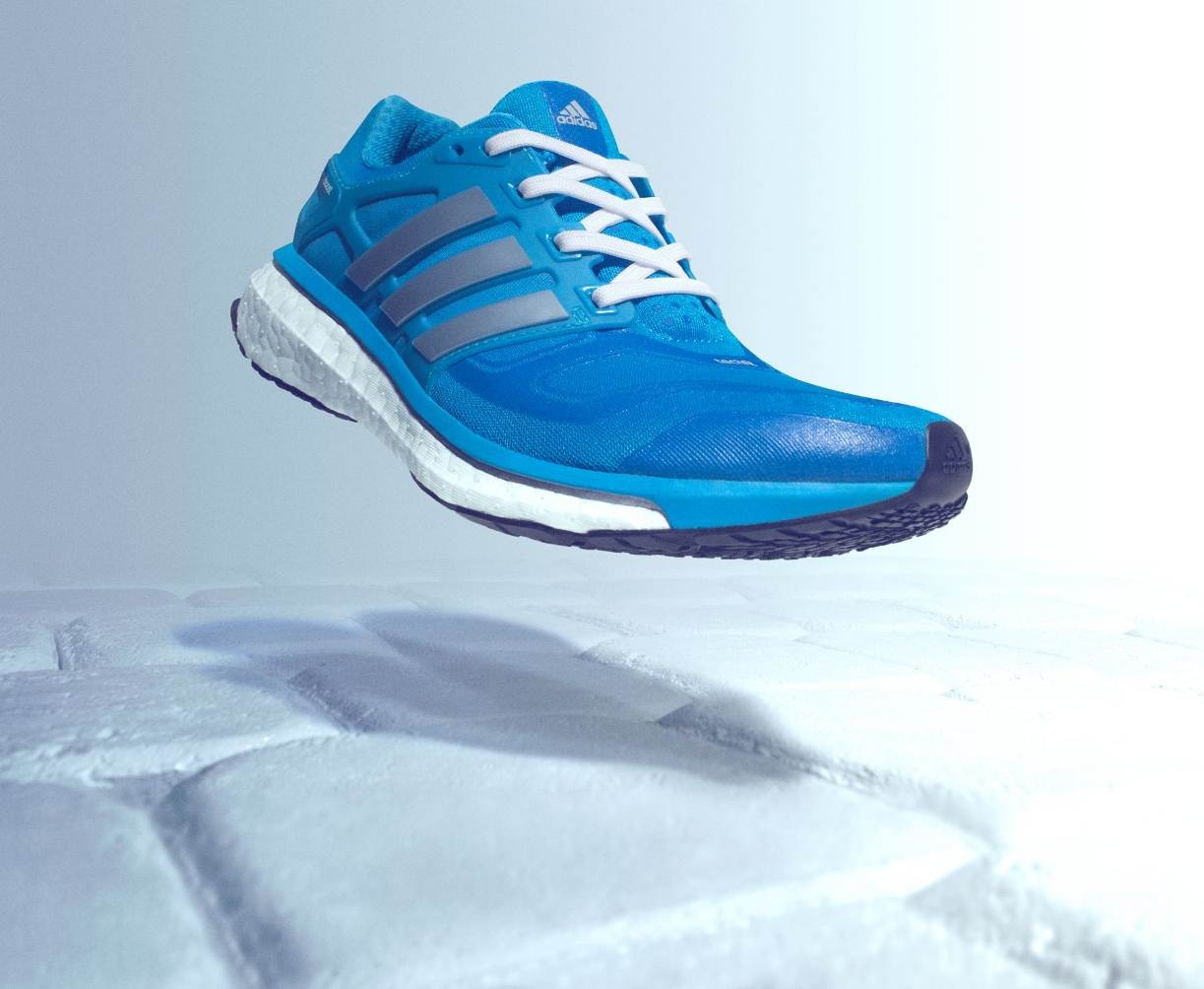 Buoc dot pha ve nang luong trong giay chay bo adidas hinh anh