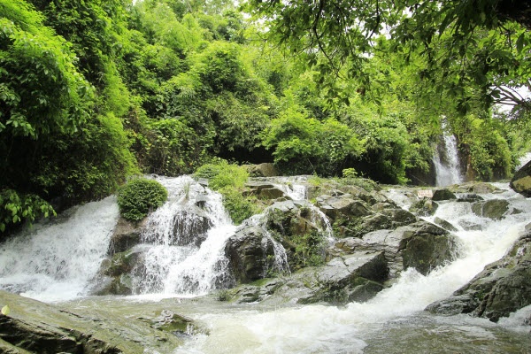 Khoang Xanh Suoi Tien vao mua du lich moi hinh anh