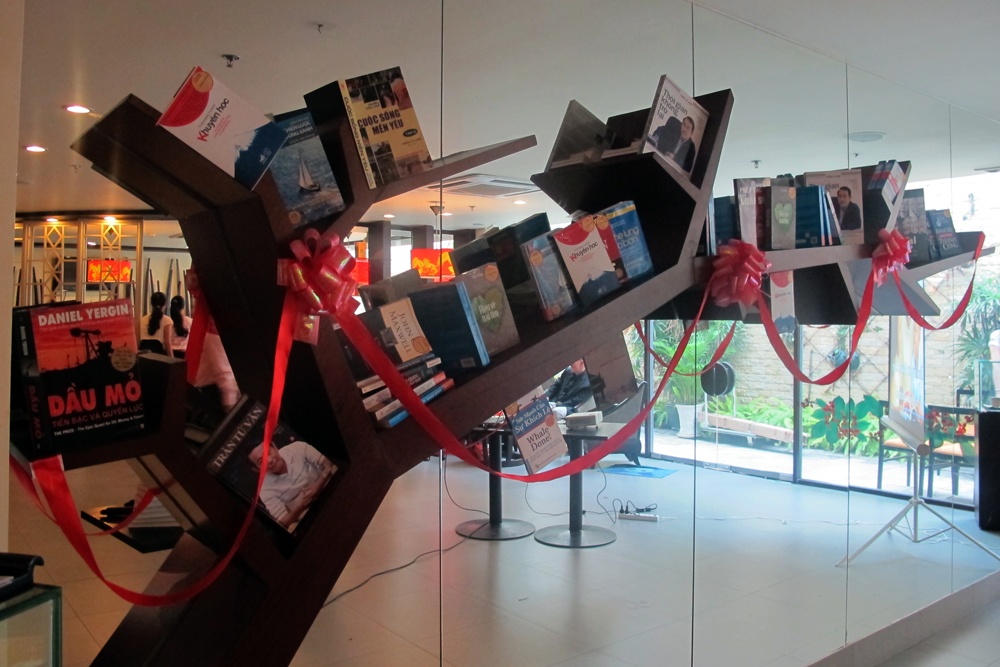 Trung Nguyen mo thu vien sach cho nhan vien hinh anh