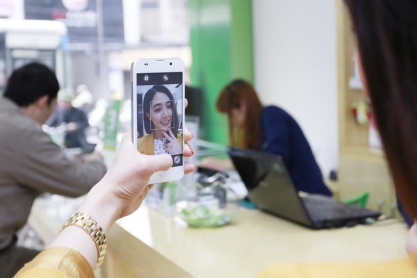 Quang Teo, Ha Min hao huc trai nghiem Revo LEAD8 hinh anh