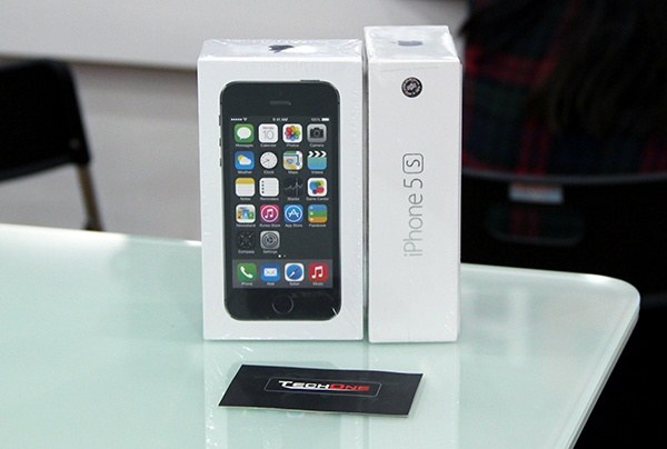 iPhone chinh hang FPT giam gia canh tranh hang xach tay hinh anh