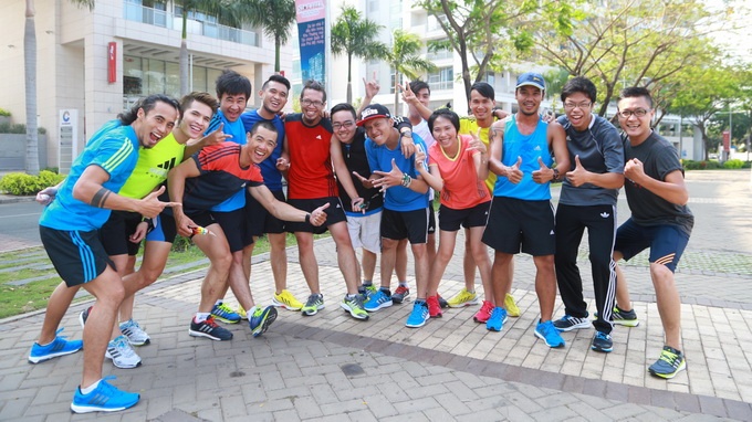 Phạm Anh Khoa cùng các thành viên trong PAK band và những người bạn thân thiết trong buổi phát động dự án 12 ngày chạy bộ.