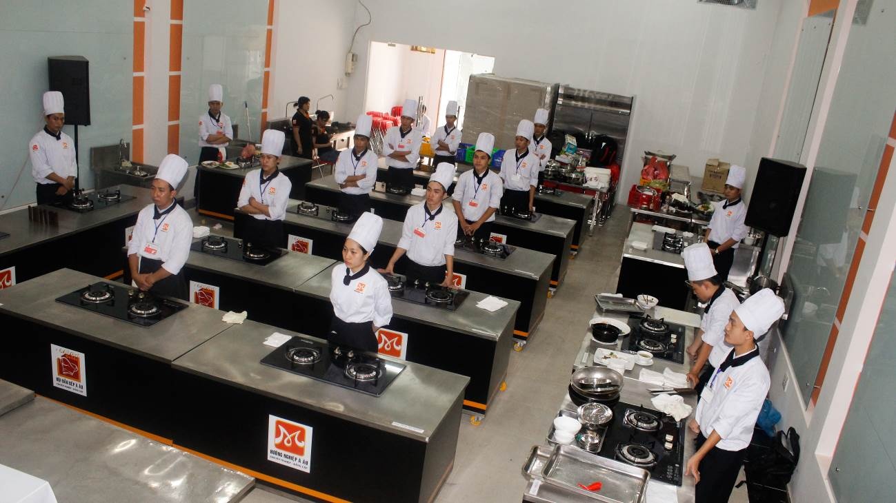 Cơ sở 3 – hướng nghiệp Á Âu, học viên đang nghe phổ biến nội quy trước khi làm bài thi thực hành tốt nghiệp.