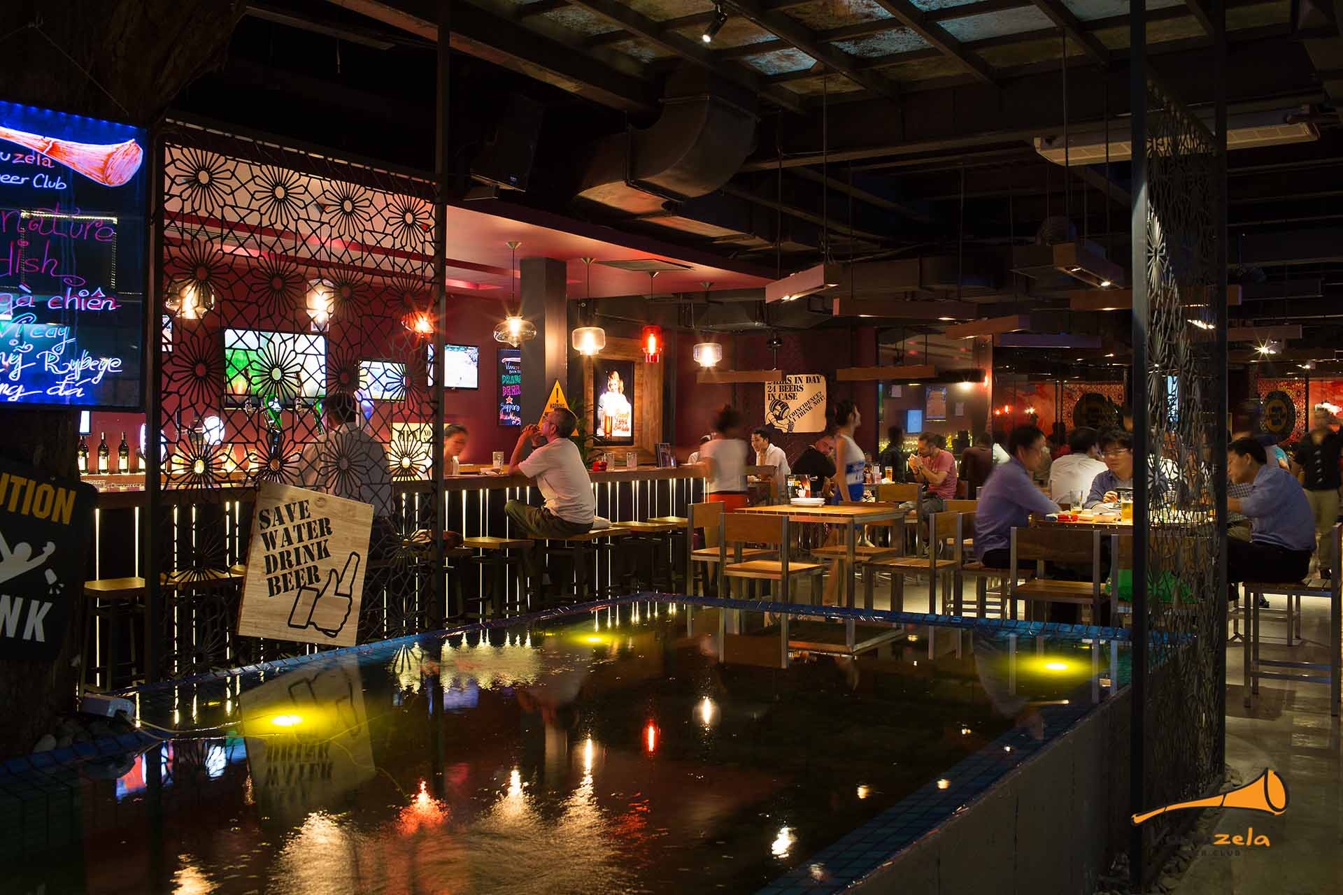 Không gian rộng rãi thoải mái thích hợp cho nhiều mục đích khác nhau từ tiệc tùng hoành tráng đến những buổi gặp gỡ của những nhóm khách từ 3-5 người.