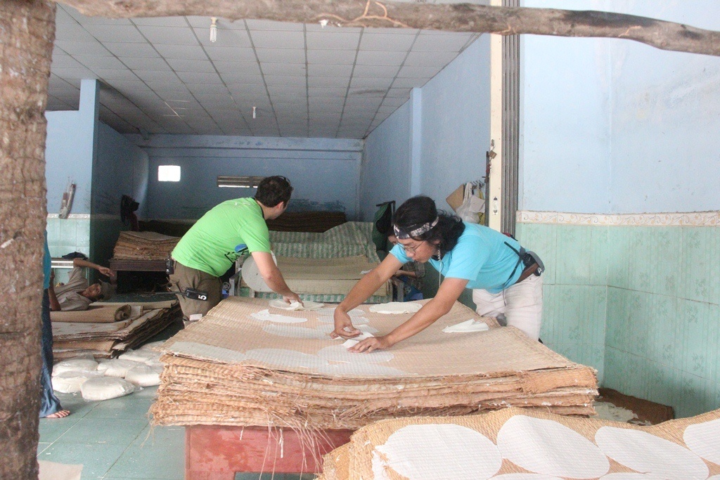 Adi lao động tại cơ sở làm bánh tráng tại Tiền Giang. Ảnh: Bây Giờ Làm Sao?