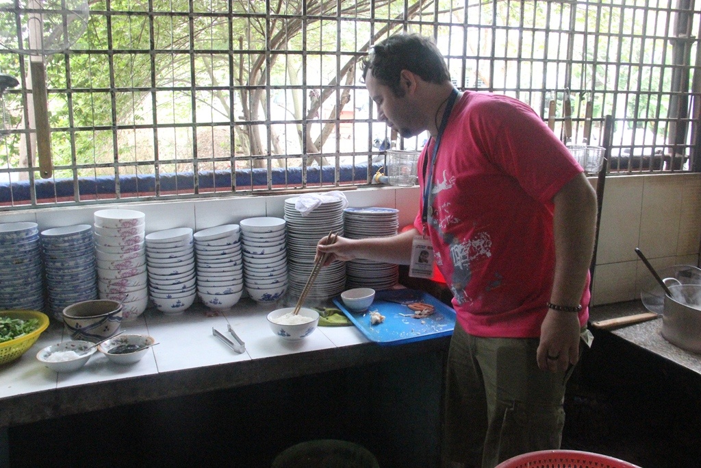 Adi đang ghi nhớ cách nấu hủ tiếu.