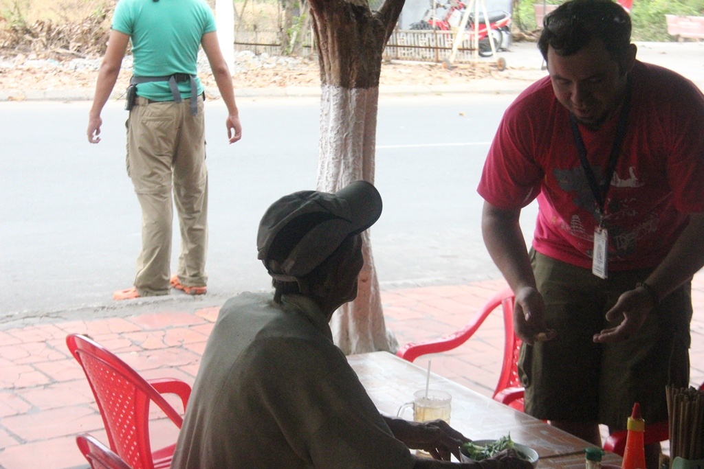 Adi đã mời cụ ông vào ăn miễn phí, đồng thời trò chuyện thân mật, sự vui vẻ cho cụ suốt bữa ăn.