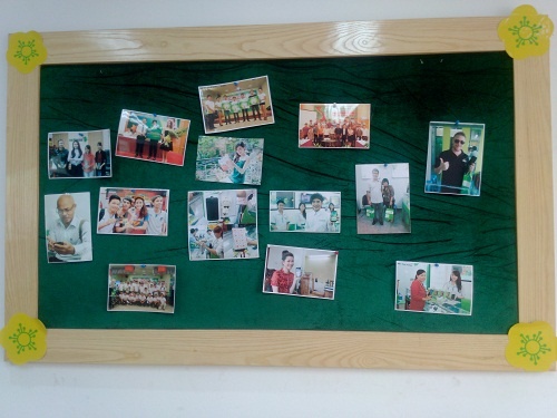 Những khách hàng thân thiết lưu giữ hình ảnh với nhân viên HKPhone.