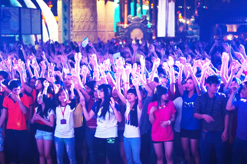 Bung no cung dem gala 'Tiep lua HUTECH 2014' hinh anh