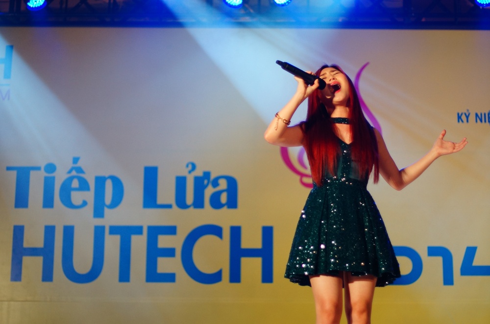 Ca sĩ trẻ Hương Tràm lần đầu tiên biểu diễn trước SV HUTECH.