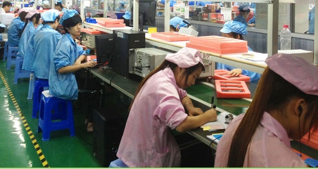 Nhân công có tay nghề cao đang thực hiện lắp ráp sản phẩm.