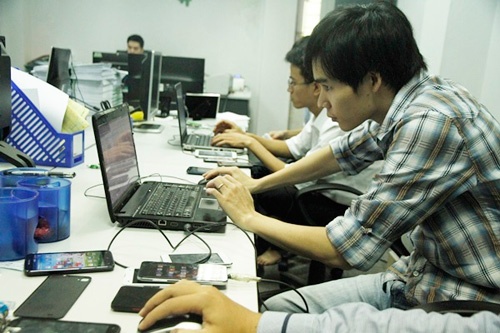 Đội ngũ lập trình viên đang miệt mài tạo bản ROM cho điện thoại HKPhone.