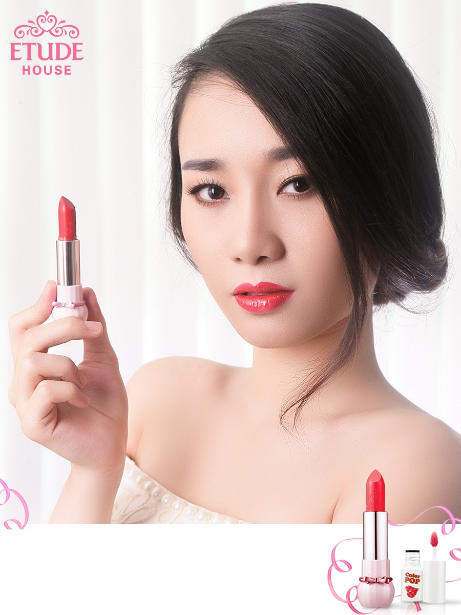 Phong cách sang trọng quý phái với son môi màu đỏ.