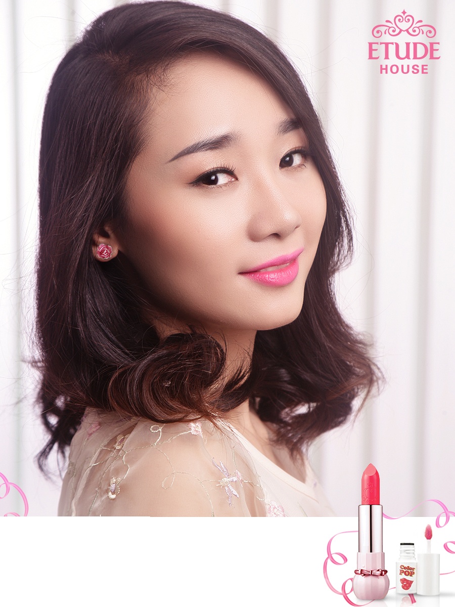 Phong cách trẻ trung nữ tính với màu son hồng.