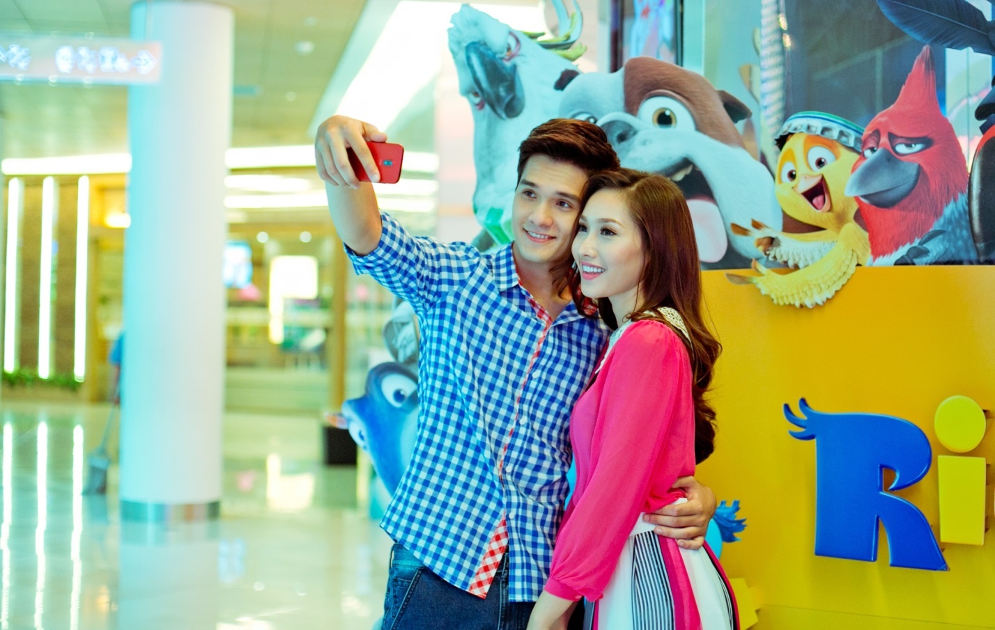 Khanh Ngoc va Nhiko Dinh tinh tu di xem phim hinh anh