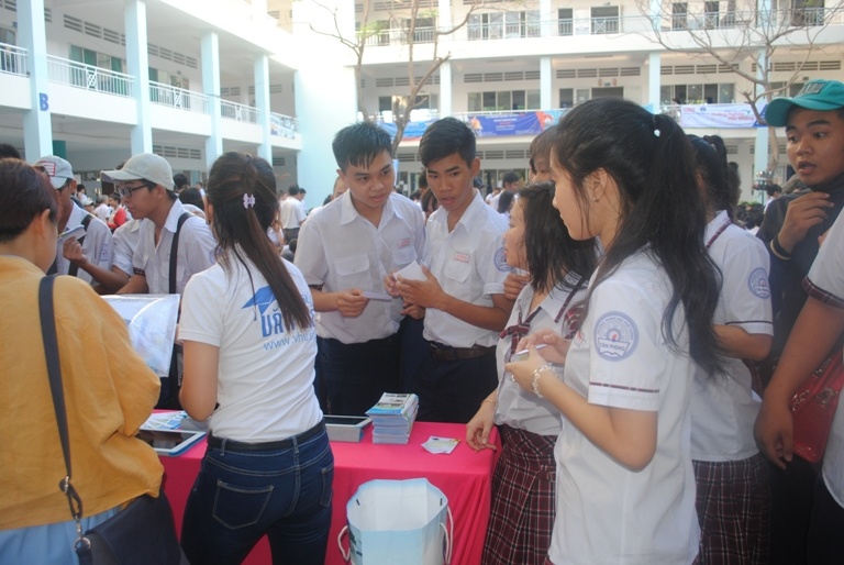 Học sinh trường THPT Tân Phong vây quan khu vực đại sứ Văn Hiến hỏi thông tin tuyển sinh năm 2014.