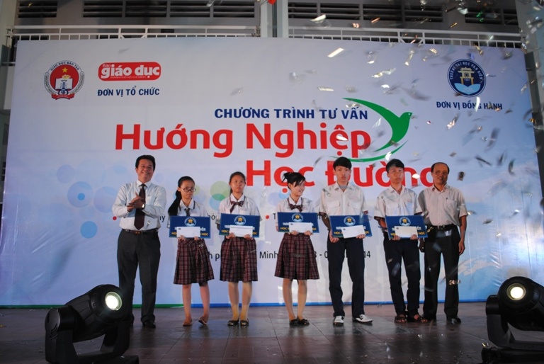 Trường ĐH Văn Hiến trao học bổng khuyến học cho học sinh trường THPT Tân Phong.