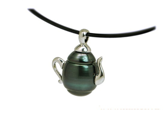 Hay mặt dây chuyền là hình chiếc ấm nước được chế tác kỳ công từ viên ngọc trai biển Tahiti đen huyền bí, quí hiếm chắc chắn sẽ đem đến cho chủ nhân một cảm giác đầy tự tin, thích thú mỗi khi mang trên mình một sản phẩm đầy tính nghệ thuật này.