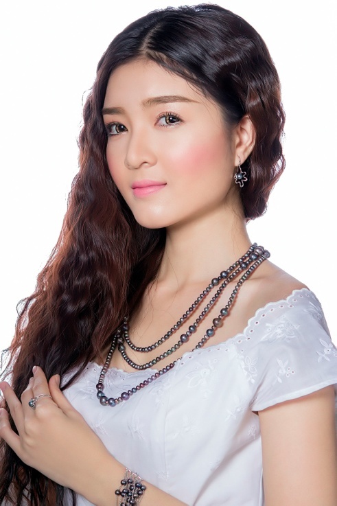 Hot girl tuổi teen sở hữu gương mặt đẹp và có phong cách thời trang tinh tế.