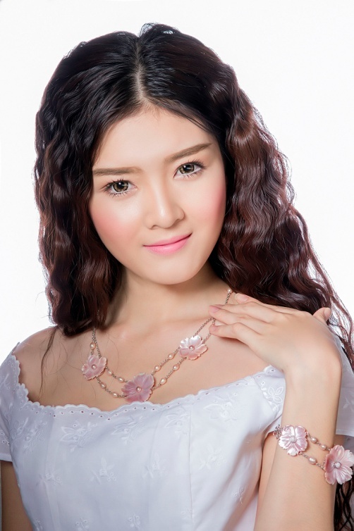 Trên hình là một mẫu trang sức vô cùng dễ thương dành cho những quí cô có phong cách thời trang ngọt ngào. Một sự kết hợp mới lạ giữa những viên ngọc trai nhỏ xinh và những bông hoa có màu hồng nhạt được chế tác kỳ công từ thân con trai.