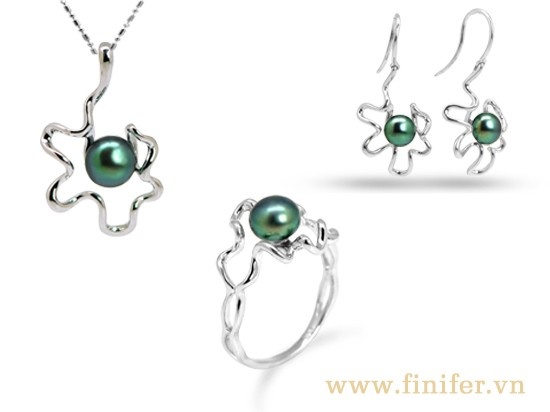 Bộ trang sức ngọc trai màu xanh được thiết kế cách điệu mang đến phong cách cá tính nhưng không kém phần duyên dáng cho chủ nhân.