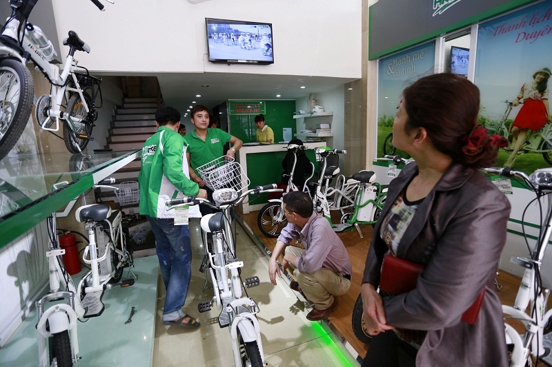 Phụ huynh tìm cách để con không phải đạp xe, giảm bớt sự mệt mỏi và tập trung ôn thi tốt hơn.